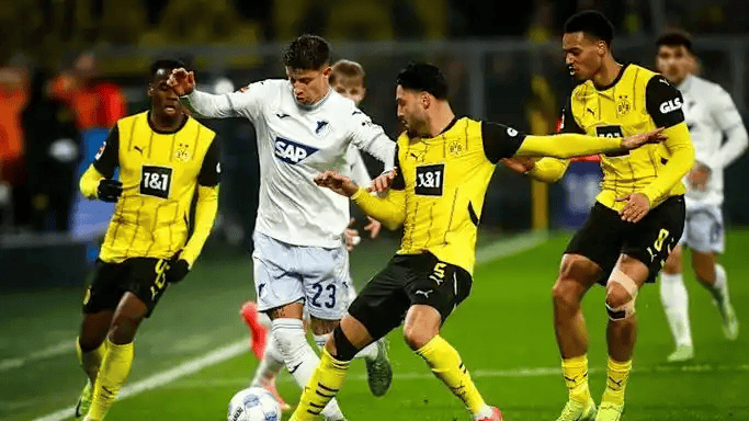 德甲巅峰对决！霍芬海姆冲欧战遇阻，沃夫斯堡保级命悬一线